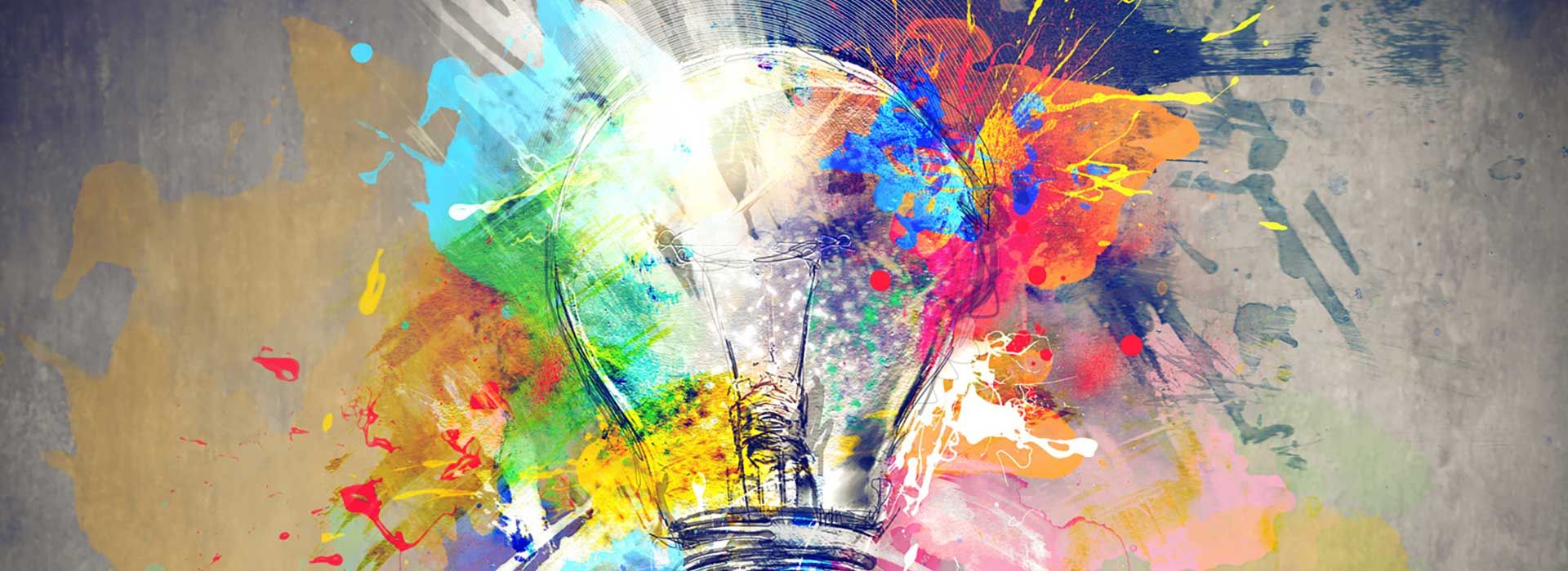 Gezeichnete Glühlampe auf dynamisch-farbigem Untergrund